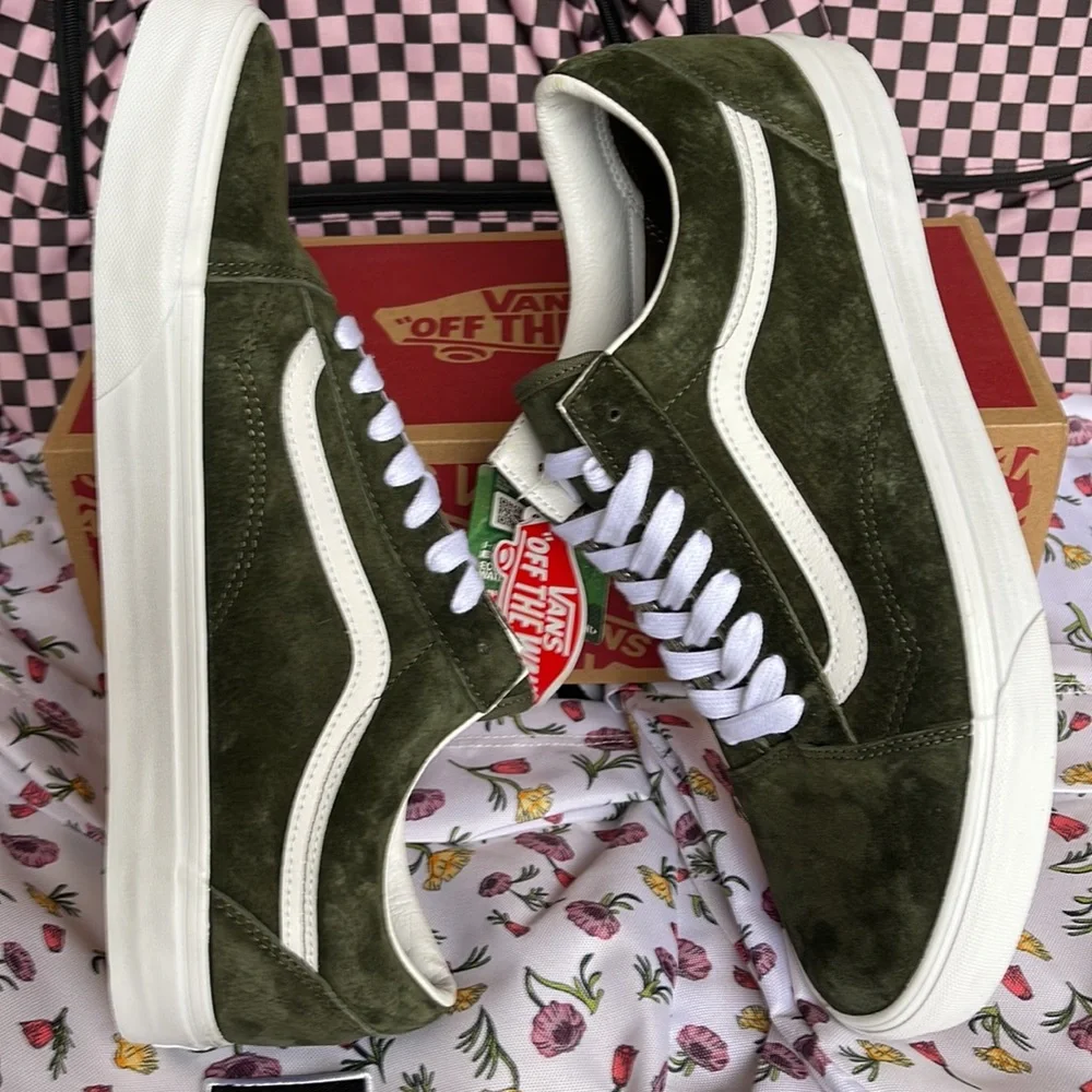 Vans Men’s Old Skool
Pig Suede Grape Leaf
VN0A4BW250K
Sneakers - Picture 12 of 16